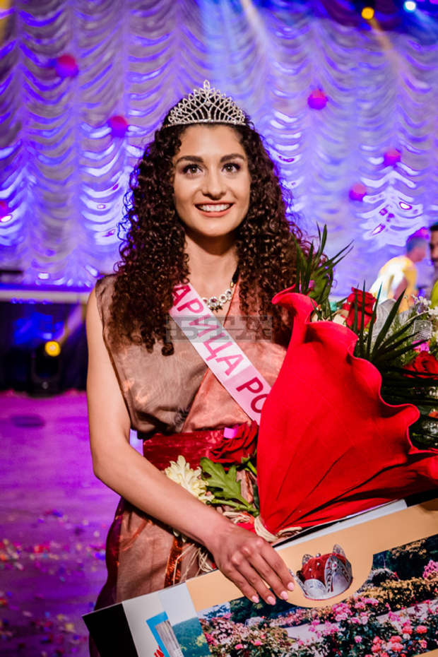 Абитуриентката от Математическата гимназия "Никола Обрешков" в Казанлък Михаела Хаджиева е новата Царица Роза