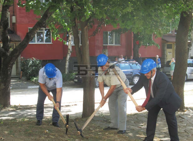 В Червен бряг направиха "първа копка" по проект за саниране на многофамилни жилищни сгради