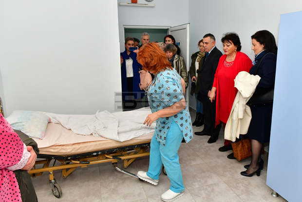 Областната болница в Сливен получи дарение чрез саксонската принцеса Теофана фон Саксен Областната болница в Сливен получи дарение чрез саксонската принцеса Теофана фон Саксен