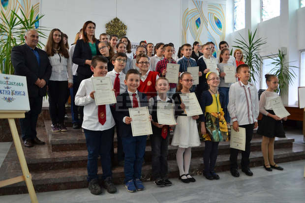 Имената на 77 ученици от Габрово бяха вписани в почетната книга "Дарования и постижения" Имената на 77 ученици от Габрово бяха вписани в почетната книга "Дарования и постижения"