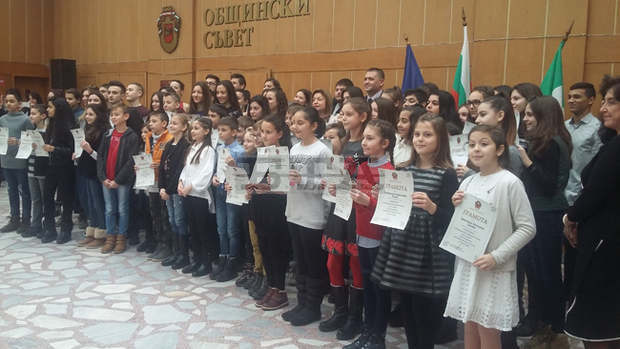 Даровити деца в Разград получиха награди от общината Даровити деца в Разград получиха награди от общината