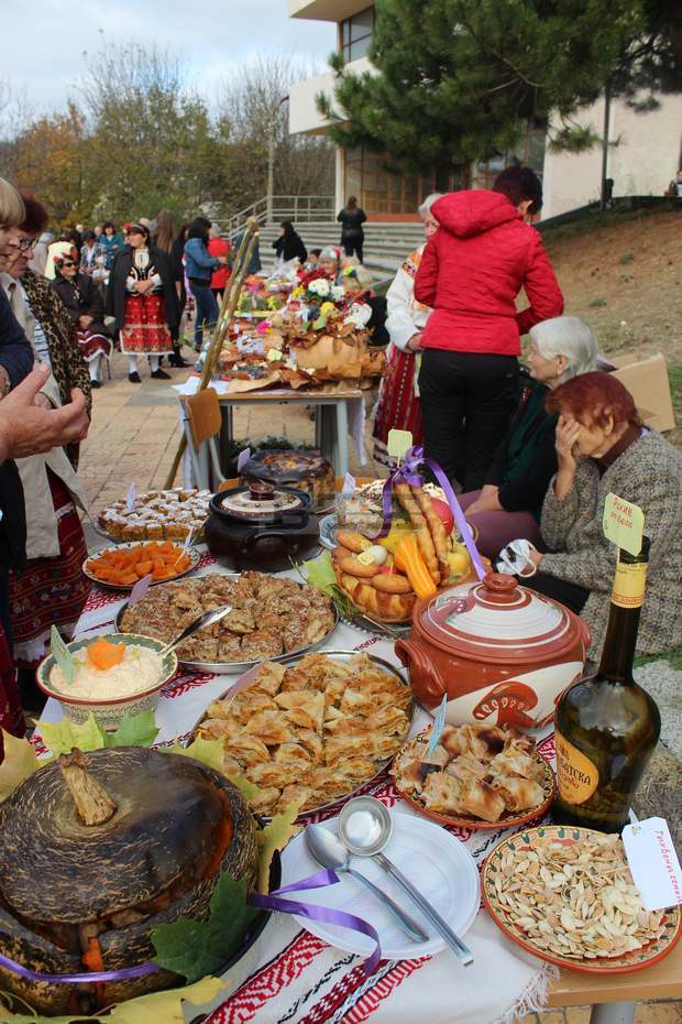 Кулинарни изкушения от дюля и тиква показаха на празник в кубратското село Юпер Кулинарни изкушения от дюля и тиква показаха на празник в кубратското село Юпер