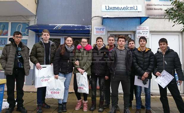 Десетокласнички от Елена са се класирали в челната тройка на областното състезание по компютърни мрежи Десетокласнички от Елена са се класирали в челната тройка на областното състезание по компютърни мрежи