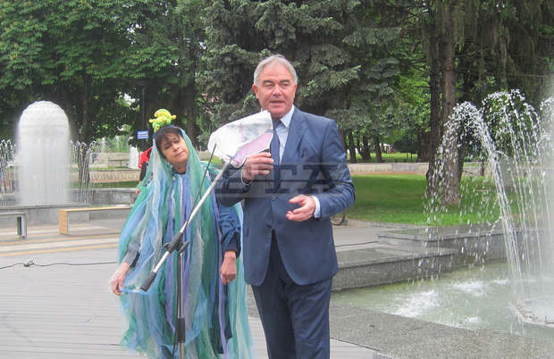 Кметът на Плевен откри новия "фонтан със жабките" в навечерието на празника на града Кметът на Плевен откри новия "фонтан със жабките" в навечерието на празника на града