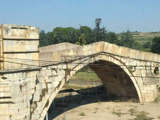 Кметът на Харманли Мария Киркова разговаря министъра на културата Боил Банов за Гърбавия мост