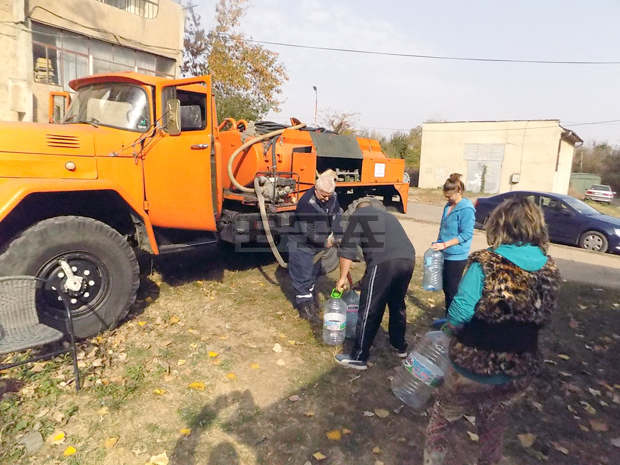 В 15 пункта в Лом раздават вода за пиене и битови нужди В 15 пункта в Лом раздават вода за пиене и битови нужди