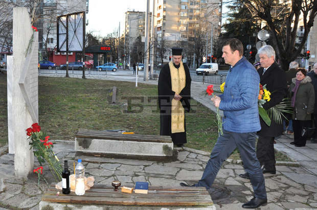 Панихида в памет на жертвите на комунистическия режим бе отслужена в Хасково Панихида в памет на жертвите на комунистическия режим бе отслужена в Хасково