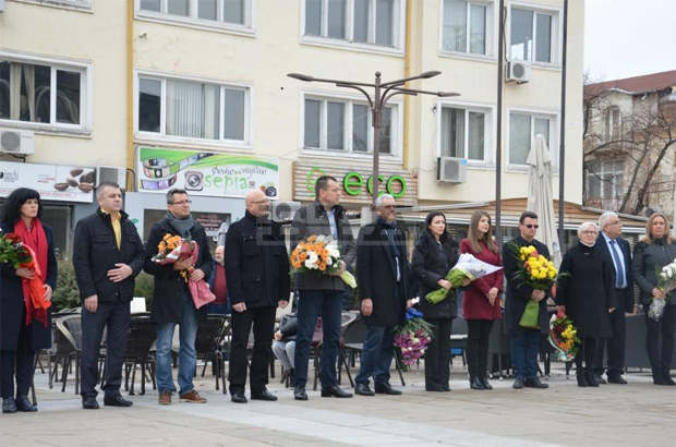 В Благоевград отбелязаха 147 години от рождението на революционера Гоце Делчев В Благоевград отбелязаха 147 години от рождението на революционера Гоце Делчев