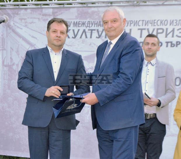 Кметът на Велико Търново Даниел Панов е удостоен с наградата "Златен век" на Министерството на културата Кметът на Велико Търново Даниел Панов е удостоен с наградата "Златен век" на Министерството на културата