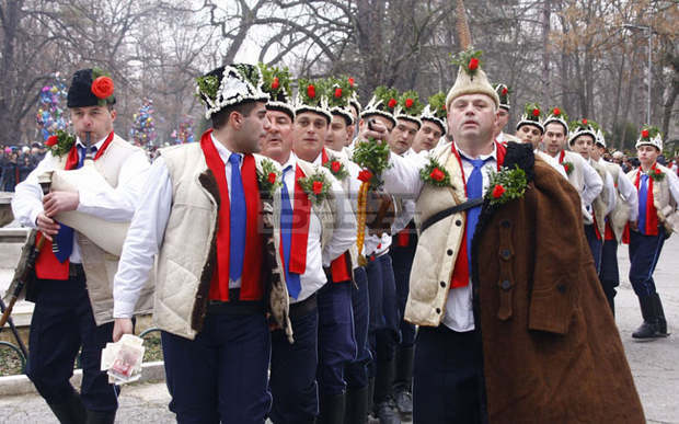 Фестивалът на уникалния за страната"Ямболски коледарски буенек" ще се проведе на четири сцени в града
