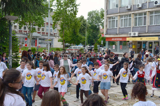 В Харманли бе подкрепена кампанията "Розите на България" В Харманли бе подкрепена кампанията "Розите на България"