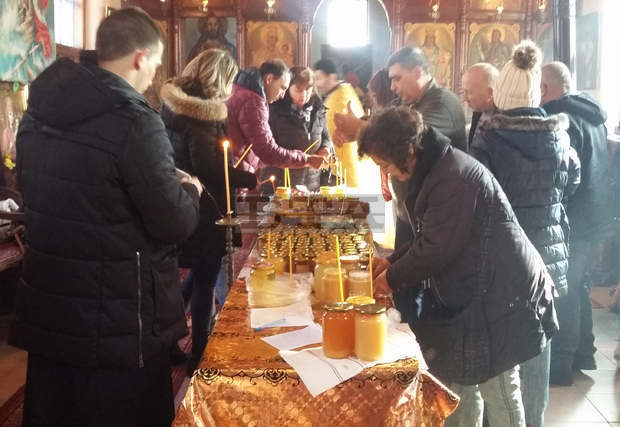 Над сто бурканчета мед дариха разградските пчелари на потребителите на Дома за възрастни хора