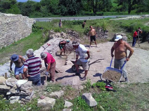 Туристите могат на наблюдават разкопките на крепостта "Ковачевско кале" край Попово