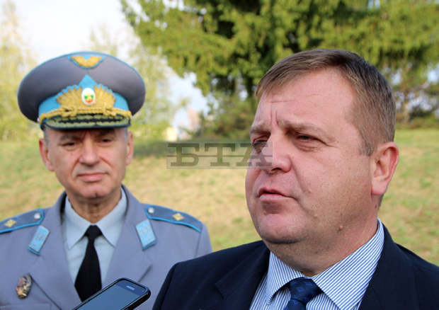 Над 5500 души е недокомплектът в Българската армия, каза министърът на отбраната Красимир Каракачанов Над 5500 души е недокомплектът в Българската армия, каза министърът на отбраната Красимир Каракачанов