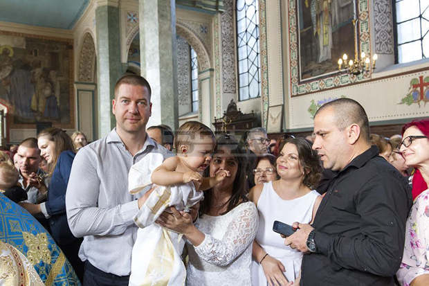 В Стара Загора днес бяха кръстени 131 деца; патриарх Неофит пожела ангел хранител да бъде винаги с тях