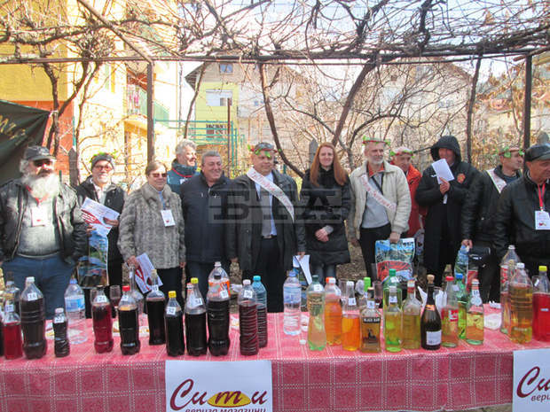 Седемдесет и трима винопроизводители участваха в конкурс за домашно вино Седемдесет и трима винопроизводители участваха в конкурс за домашно вино