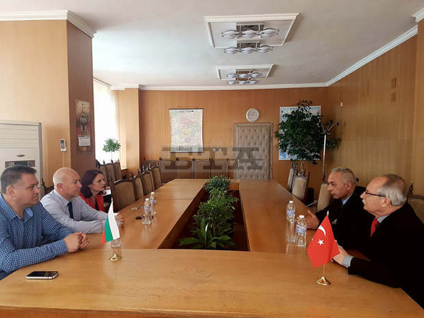 Новият генерален консул на Турция в Бургас бе на посещение в Разград Новият генерален консул на Турция в Бургас бе на посещение в Разград