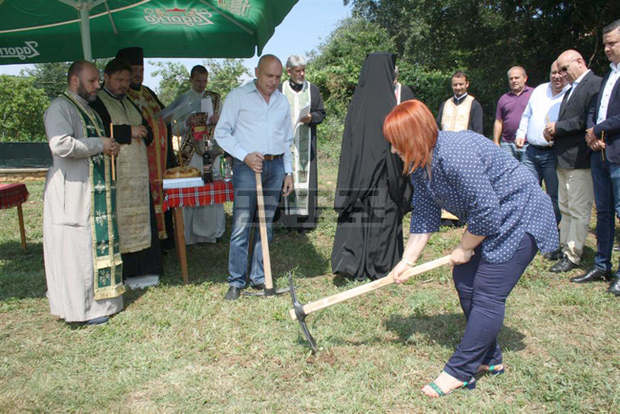 В курорта Старозагорски минерални бани направиха първа копка на трети православен храм В курорта Старозагорски минерални бани направиха първа копка на трети православен храм