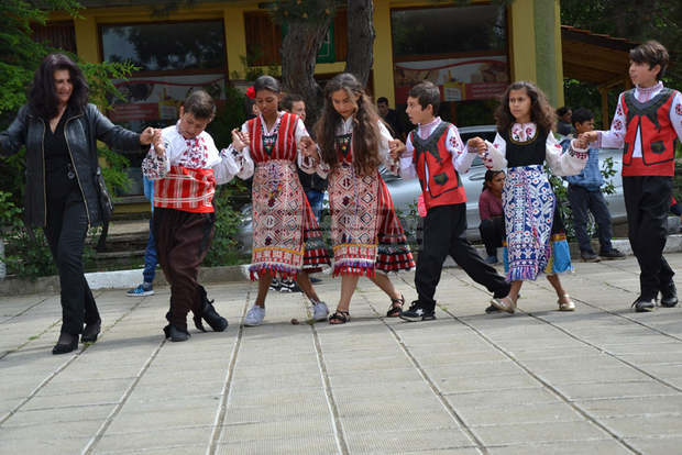 Десет училища от Община Котел се включиха в инициативата "Розите на България"