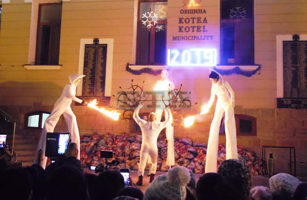 Близо 700 деца от Котел получиха подаръци от Дядо Коледа