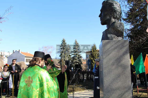 Бюст-паметник на Васил Левски е открит в Брезник Бюст-паметник на Васил Левски е открит в Брезник