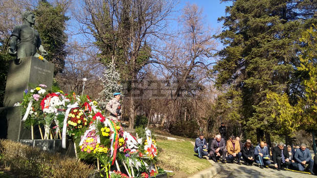 Пловдивчани почетоха паметта на Васил Левски с поклонение пред паметника му