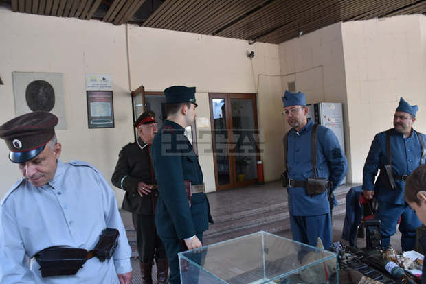 В изложба на открито в Ловеч показаха предмети, оръжия и униформи от Първата световна война