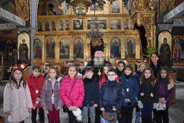 Второкласници дариха средства на социалната трапезария към Ловчанска митрополия Второкласници дариха средства на социалната трапезария към Ловчанска митрополия