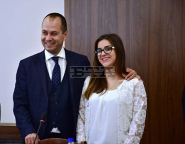 Ученичка стана кмет на община Враца в рамките на инициативата "Мениджър за един ден" Ученичка стана кмет на община Враца в рамките на инициативата "Мениджър за един ден"
