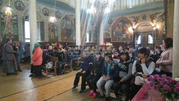 В храм "Свето Успение Богородично" в Търговище бе отслужен молебен за болните деца и семействата им
