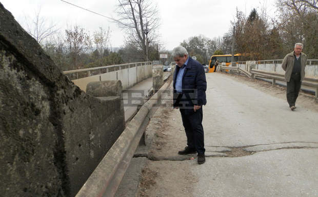 Движението по моста при Червен бряг няма да бъде пуснато без експертно становище Движението по моста при Червен бряг няма да бъде пуснато без експертно становище