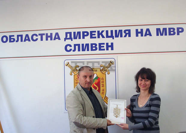 Трима служители на ОДМВР-Сливен получиха награди от главния секретар на МВР Трима служители на ОДМВР-Сливен получиха награди от главния секретар на МВР
