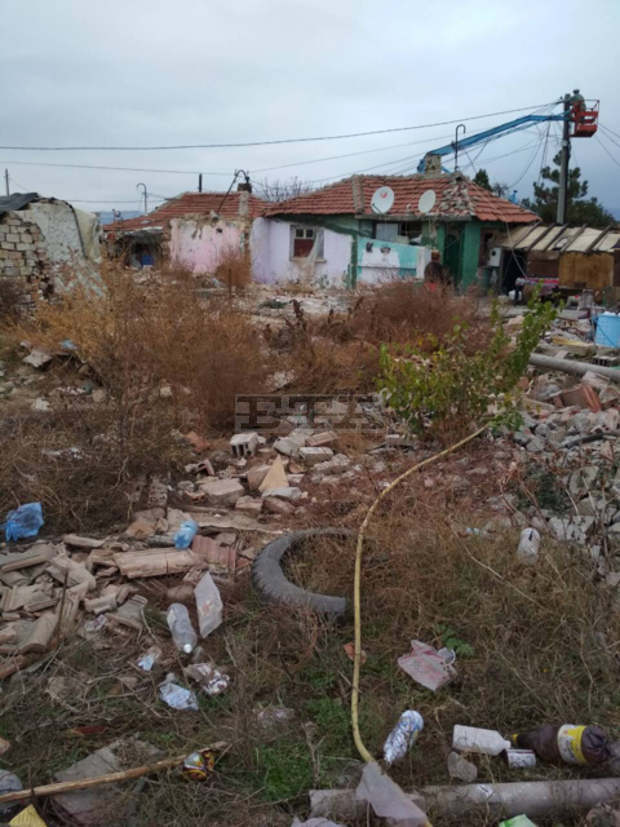 В Стара Загора тази сутрин започна събарянето на незаконни къщи в квартал "Кольо Ганчев" В Стара Загора тази сутрин започна събарянето на незаконни къщи в квартал "Кольо Ганчев"