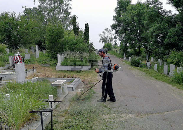 Почистват се два гробищни парка в Перник