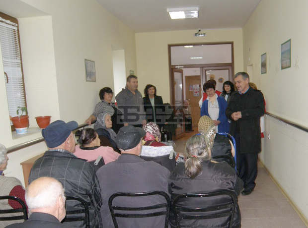 Служителите на НОИ в Смолян връчиха дарение на Дома за възрастни хора във Фатово
