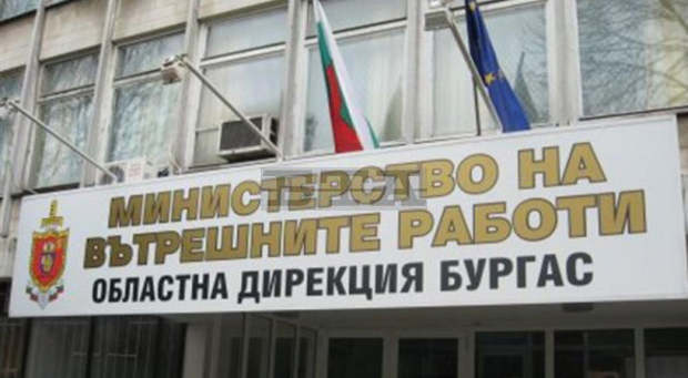 Осем души от ромския квартал "Комлука" в Бургас са задържани заради неизпълнение на полицейска заповед Осем души от ромския квартал "Комлука" в Бургас са задържани заради неизпълнение на полицейска заповед