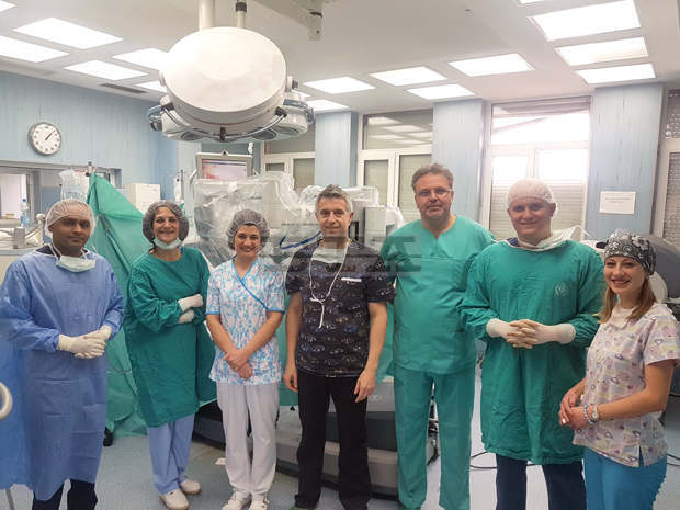 Уролози към Медицинския университет в Плевен спасиха живота на мъж чрез робота "Да Винчи" Уролози към Медицинския университет в Плевен спасиха живота на мъж чрез робота "Да Винчи"