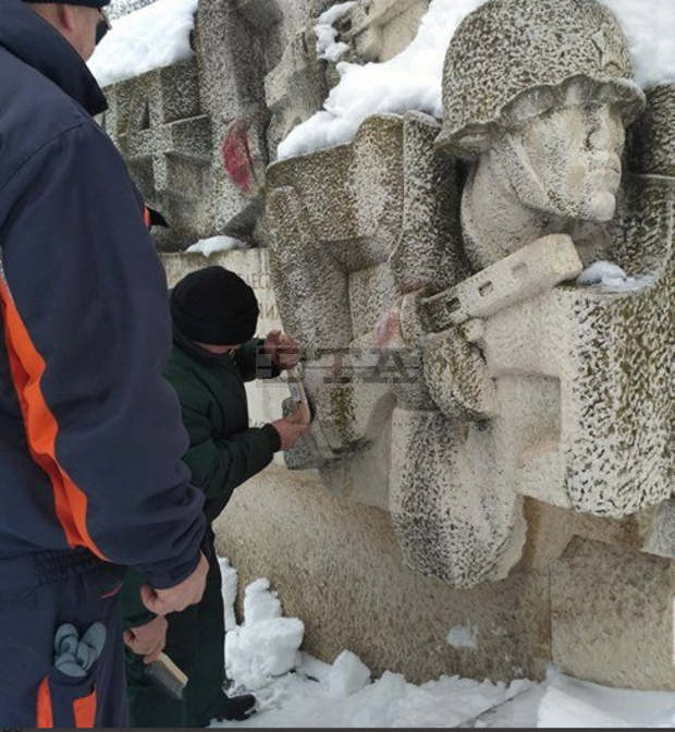 Паметникът на Съветската армия в Силистра е нацапан с боя Паметникът на Съветската армия в Силистра е нацапан с боя