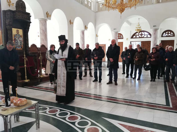 С панихида в Ловеч бе отбелязан Денят на признателност и почит към жертвите на комунизма С панихида в Ловеч бе отбелязан Денят на признателност и почит към жертвите на комунизма
