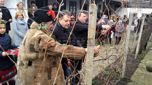 Кметът на Велико Търново Даниел Панов почете празника на лозарите и винарите в Килифарево и Лясковец Кметът на Велико Търново Даниел Панов почете празника на лозарите и винарите в Килифарево и Лясковец