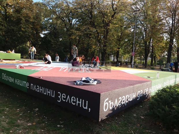 Ученици от художествената гимназия в Сливен благоустрояват част от градския парк Ученици от художествената гимназия в Сливен благоустрояват част от градския парк