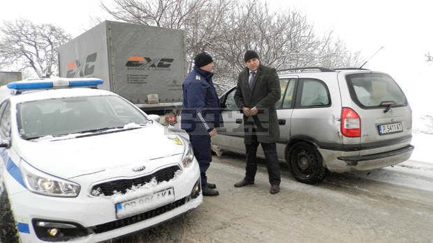 Областният управител на Плевен провери обстановката, създадена от аварирал румънски камион на път Е-79 Областният управител на Плевен провери обстановката, създадена от аварирал румънски камион на път Е-79