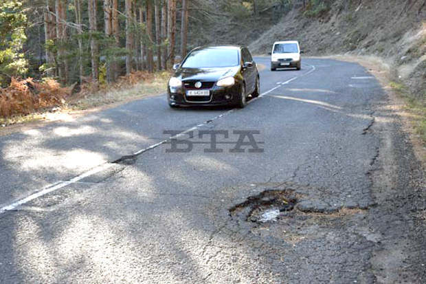 В Ардино тръгна подписка за спешен ремонт на републиканския път Кърджали-Ардино В Ардино тръгна подписка за спешен ремонт на републиканския път Кърджали-Ардино
