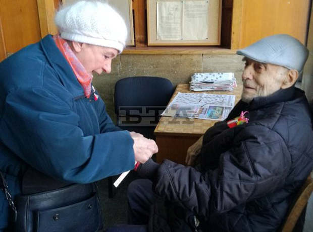 В Плевен 300 възрастни хора, ползващи Домашния социален патронаж,днес са получили мартеници