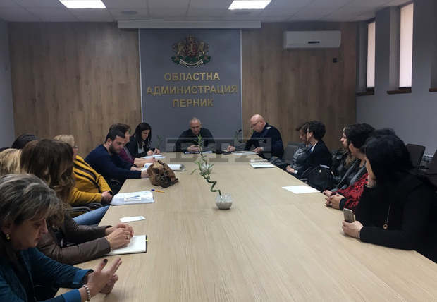 Кампания на областния управител подготвя зрелостниците в Перник за баловете им Кампания на областния управител подготвя зрелостниците в Перник за баловете им