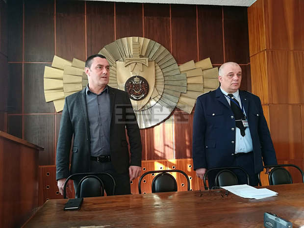 Пернишки полицаи събраха и дариха 4095 лв. Пернишки полицаи събраха и дариха 4095 лв.