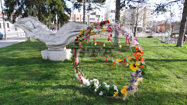 Украсиха центъра на Луковит с венци за Цветница