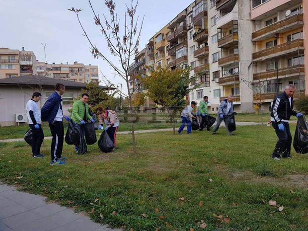 Доброволци почистваха централната градска част на Исперих Доброволци почистваха централната градска част на Исперих