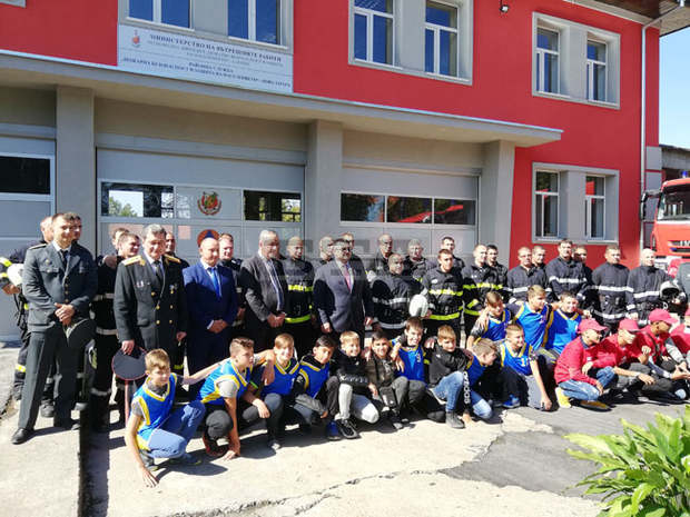 Министрите на вътрешните работи и на регионалното развитие откриха в Нова Загора реновираната сграда на пожарната Министрите на вътрешните работи и на регионалното развитие откриха в Нова Загора реновираната сграда на пожарната