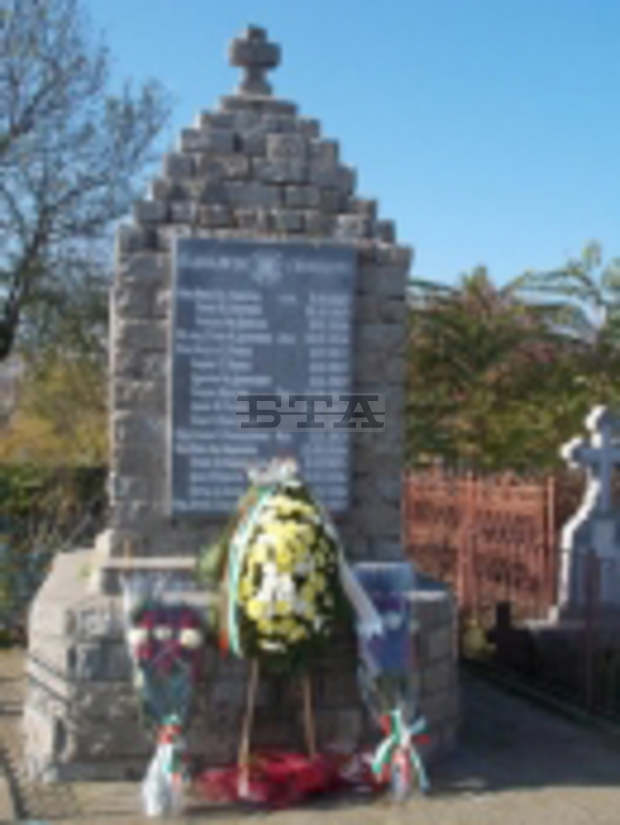Делегация от Добрич се поклони пред мемориала на български войници  в Северна Добруджа
